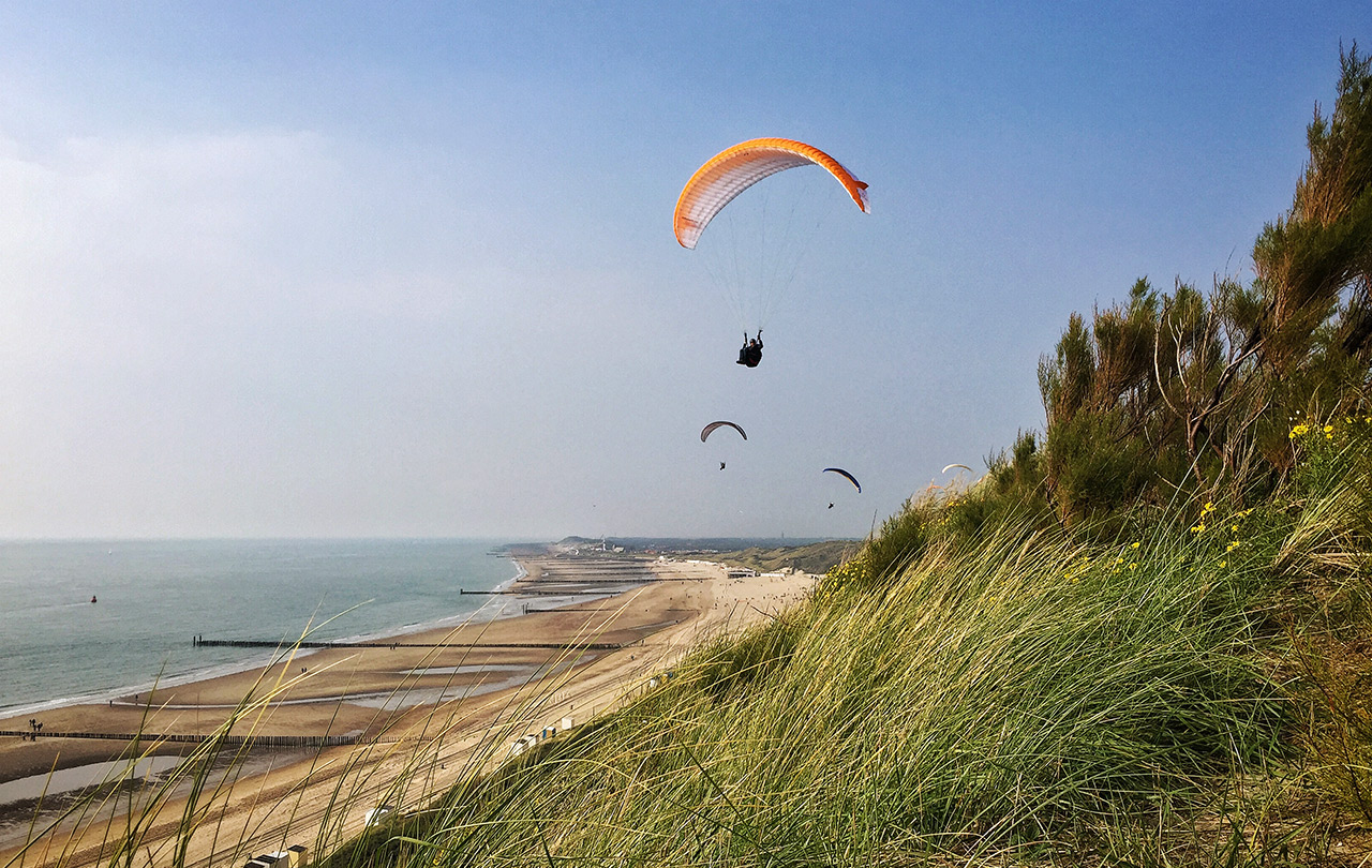 Dünen in Zoutelande mit Paraglider - Niederlande