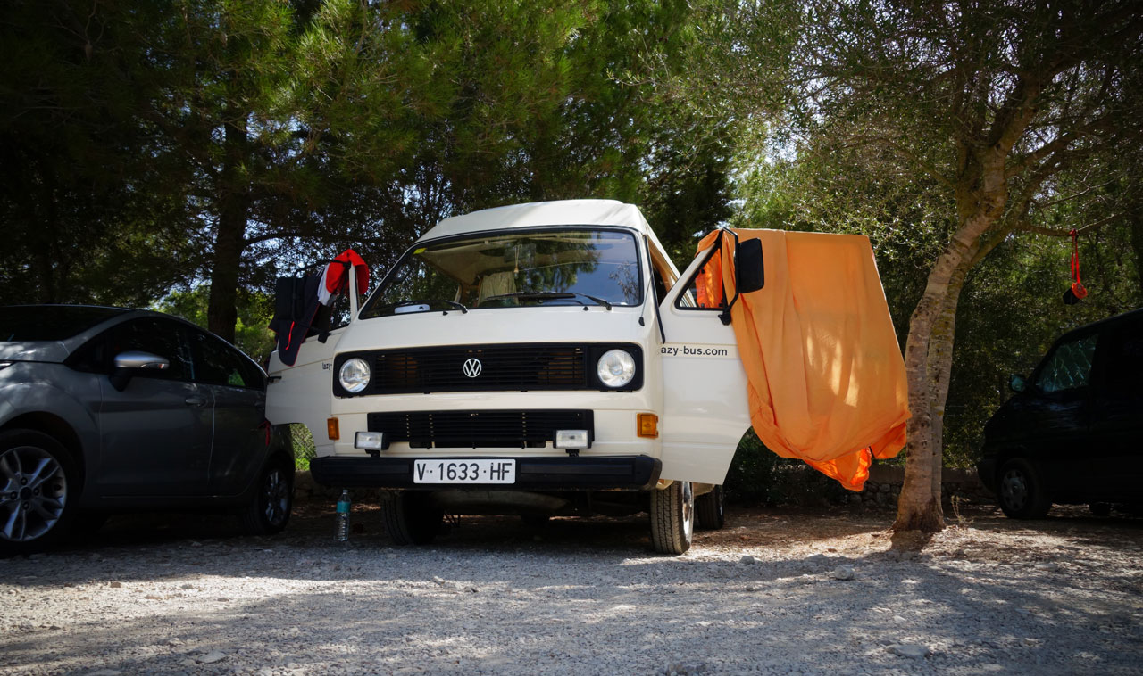 Unser VW T3 Bus auf einem Parklatz bei Cala Sa Nau.