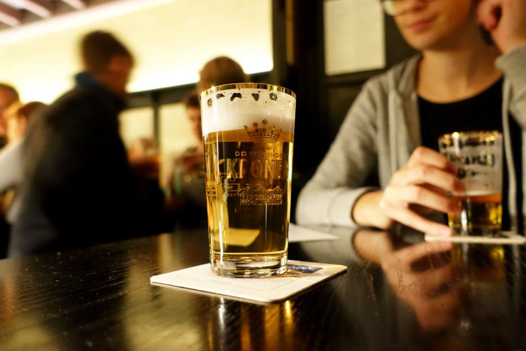 Stößchen Bier im Schlips Dortmund
