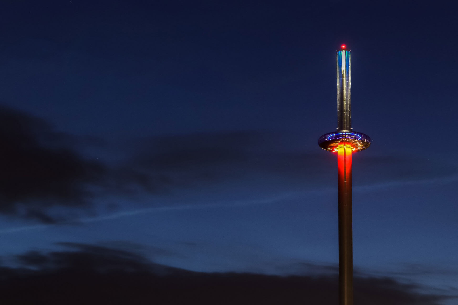 Der Nadelturm der Aussichtplattform British Airways in Brighton bei Nacht