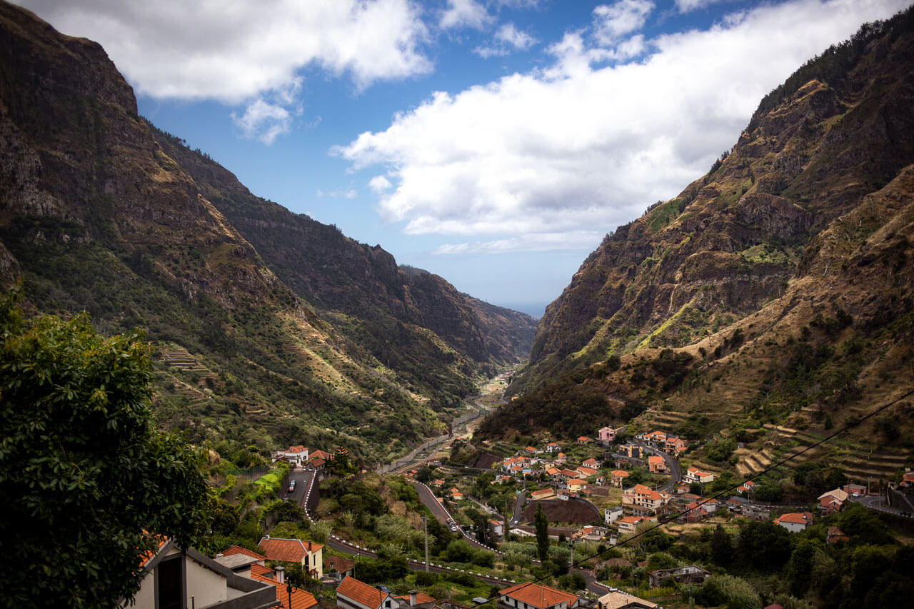 Madeira Tipps: Blick vom Miradouro Terra Grande auf ein Tal mit einem Dorf